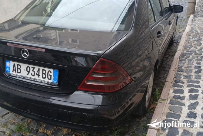 Makina ne shitje  ne Korce - 2,700 Euro