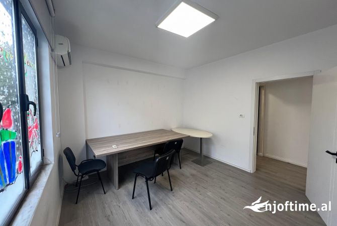 Ambjent biznesi me qera 3+1 ne Tirane - 230 Euro