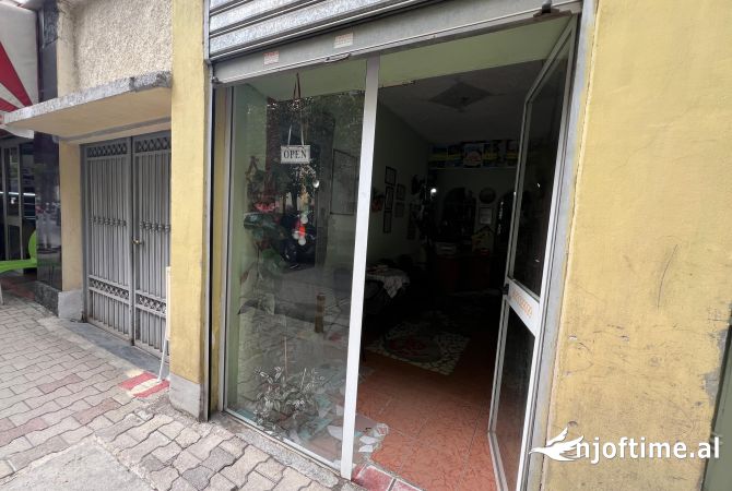 Ambiente Commerciale in Affitto 3+1 a Tirana - 150 Euro