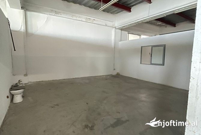 Ambiente Commerciale in Affitto 4+1 a Tirana - 4,800 Euro