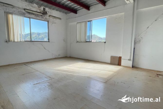 Ambiente Commerciale in Affitto 4+1 a Tirana - 4,800 Euro