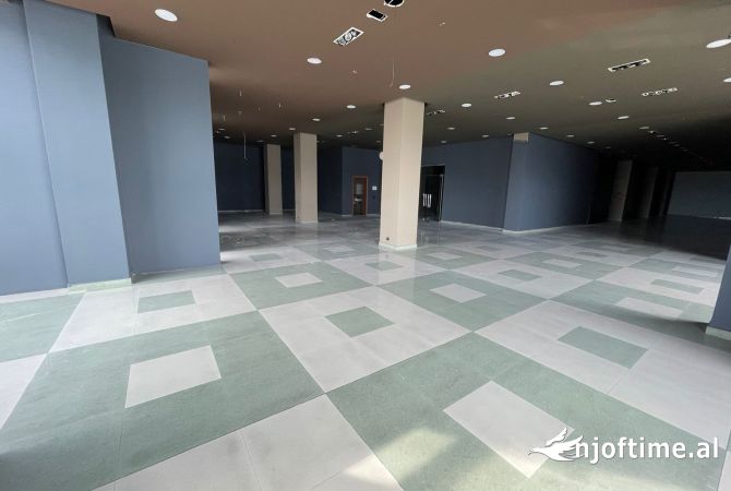 Ambiente Commerciale in Affitto 1+1 a Tirana - 2,625 Euro