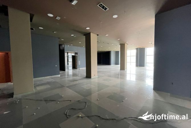 Ambiente Commerciale in Affitto 1+1 a Tirana - 2,625 Euro