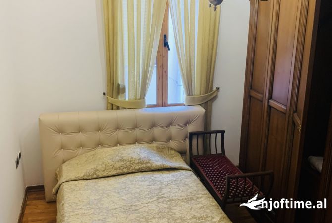 Shtepi me qera 3+1 ne Tirane - 1,300 Euro