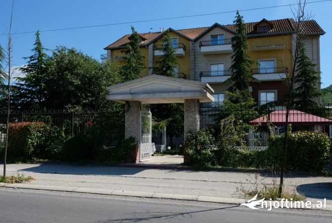 Ambiente Commerciale in Affitto 5+1 a Tirana - 2,500 Euro