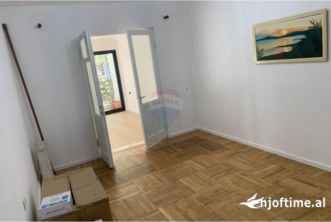 Ambjent biznesi me qera 3+1 ne Tirane - 1,200 Euro