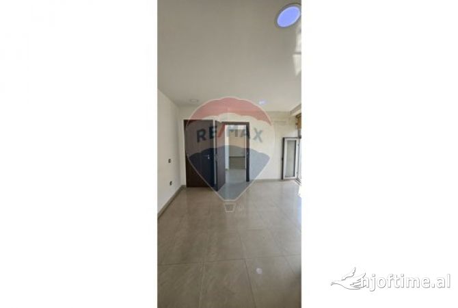 Ambiente Commerciale in Affitto 3+1 a Tirana - 700 Euro