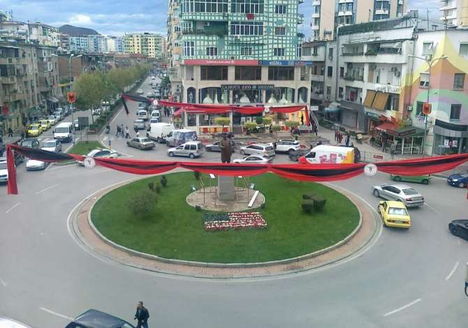 Ambiente Commerciale in Affitto 1+1 a Tirana - 8,000 Euro