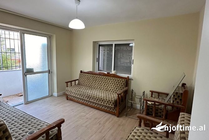 Ambjent biznesi me qera 2+1 ne Tirane - 450 Euro