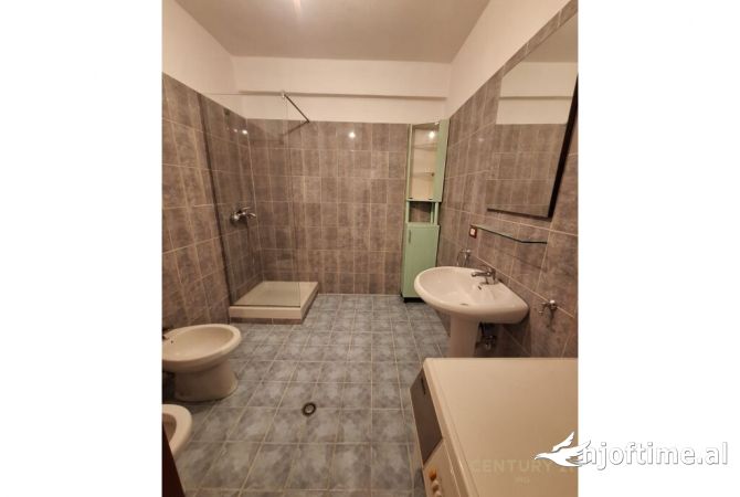 Shtepi me qera 2+1 ne Tirane - 700 Euro