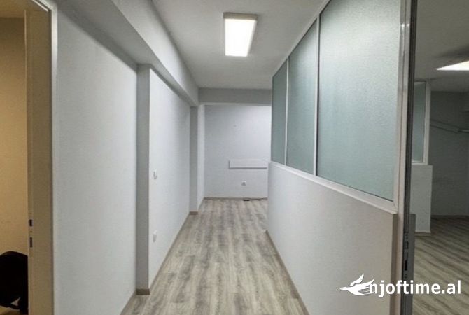 Ambjent biznesi me qera 3+1 ne Tirane - 1,200 Euro