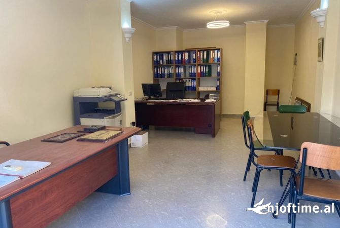 Ambiente Commerciale in Vendita 3+1 a Tirana - 85,000 Euro