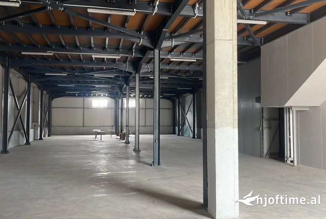 Ambiente Commerciale in Affitto 4+1 a Tirana - 2,600 Euro