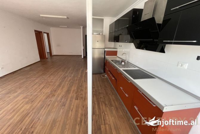 Ambjent biznesi me qera 3+1 ne Tirane - 1,600 Euro