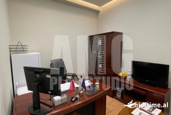 Ambiente Commerciale in Vendita 3+1 a Tirana - 101,500 Euro