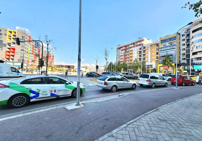 Ambiente Commerciale in Vendita 3+1 a Tirana - 425,000 Euro