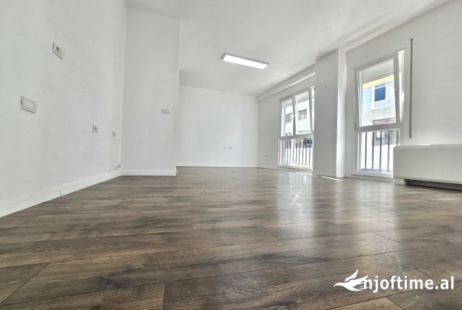 Ambjent biznesi me qera 3+1 ne Tirane - 800 Euro