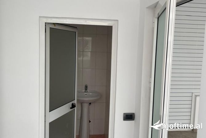 Ambjent biznesi me qera 3+1 ne Tirane - 350 Euro