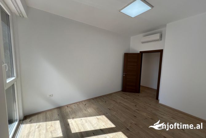 Ambjent biznesi me qera 3+1 ne Tirane - 700 Euro