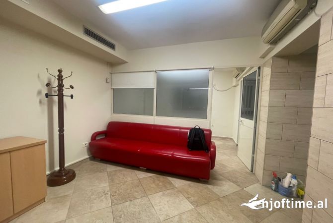 Ambiente Commerciale in Affitto 3+1 a Tirana - 650 Euro